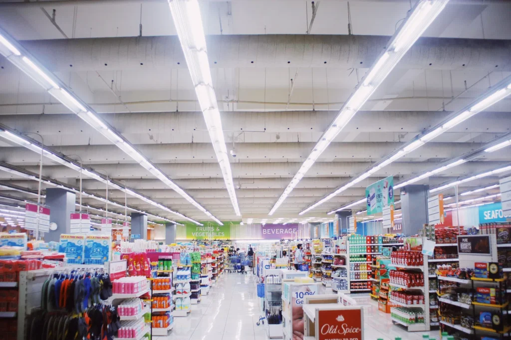 Kệ trưng bày sản phẩm minimart với ánh sáng tối ưu