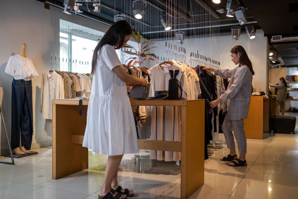 Anh sang vang hay trang cho shop ban le