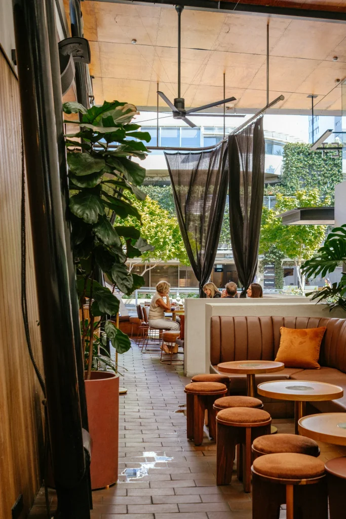 Sân vườn cafe với cây xanh, bàn ghế ngoài trời