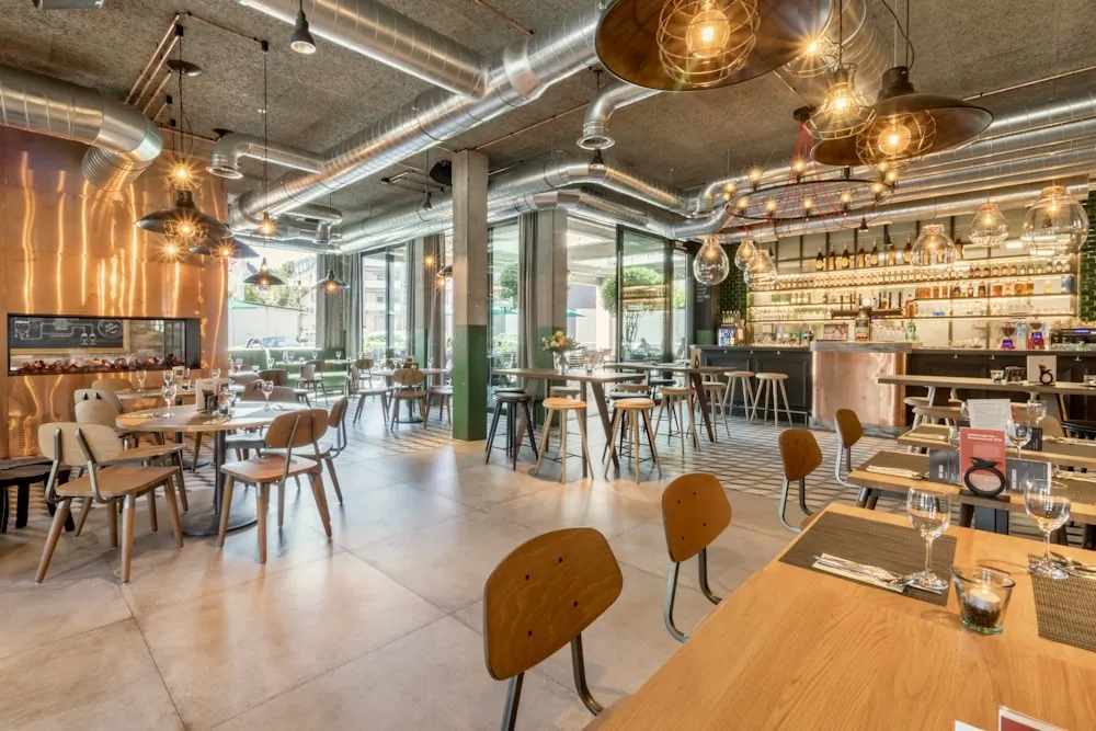 Quán trà sữa 50m² với bàn ghế bố trí thoải mái
