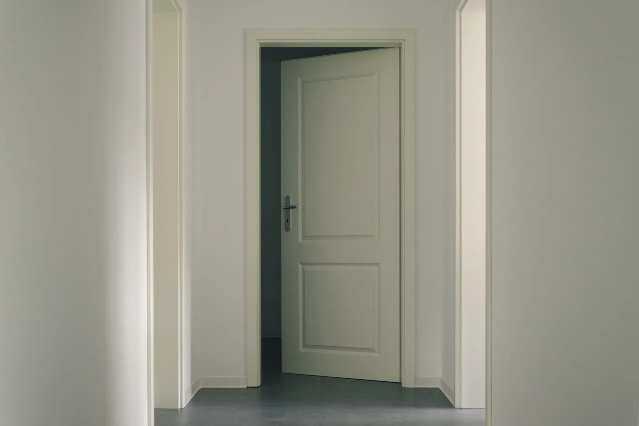 Privacy door contemporary interior fitting room