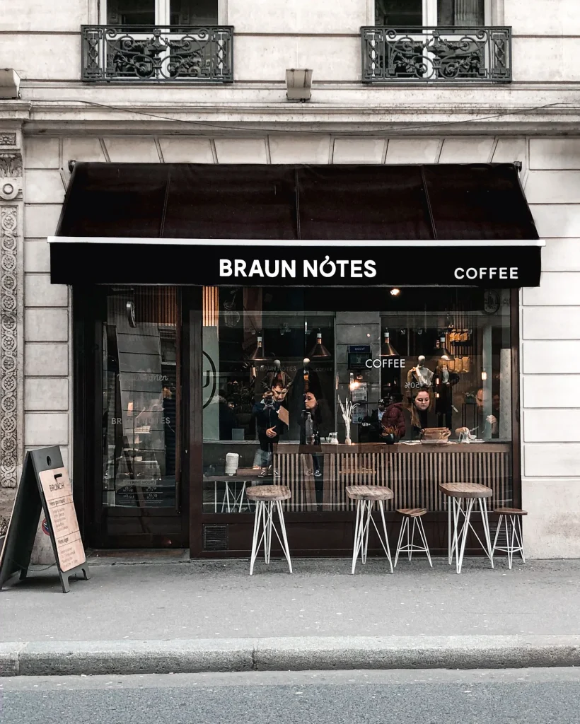 Quán cafe sân thượng với bàn ghế ngoài trời