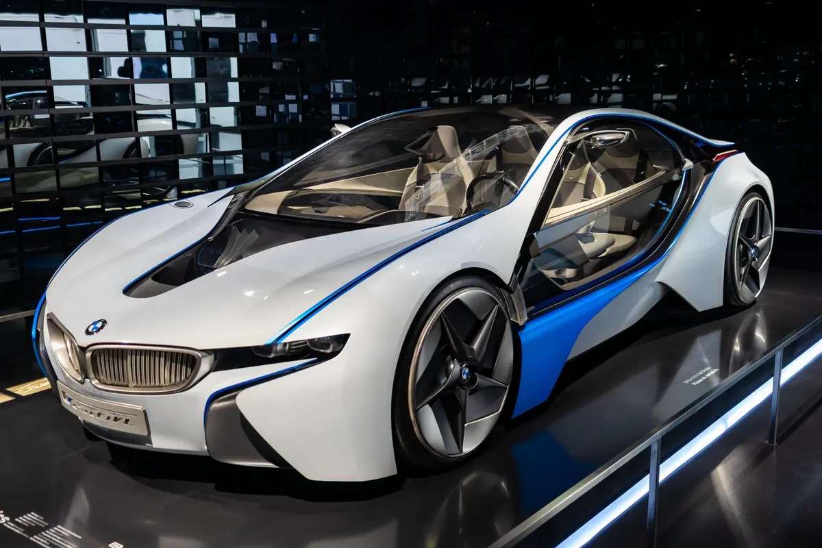 Xe hạng sang được trưng bày tại showroom cao cấp