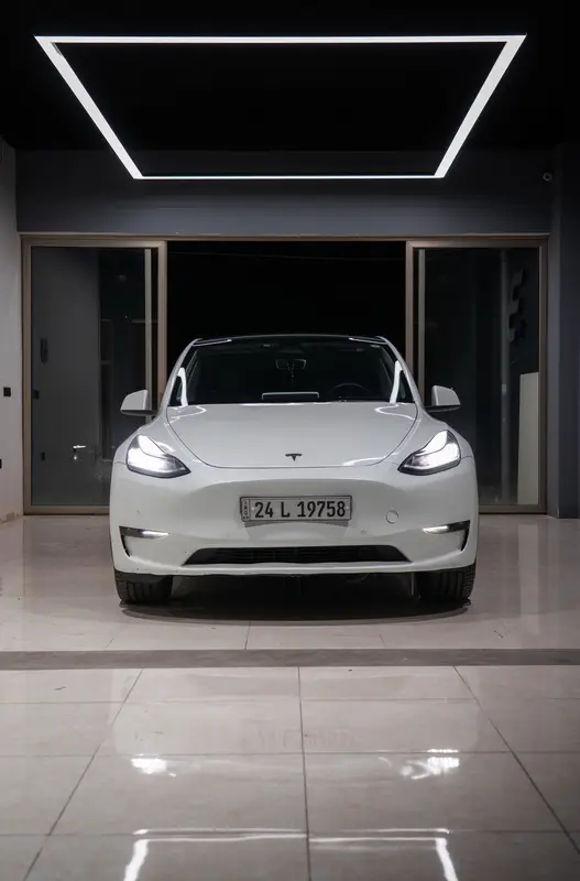 Xe điện hiện đại được trưng bày trong không gian showroom tối giản