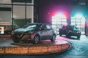 Showroom ô tô hiện đại với xe được trưng bày dưới ánh sáng chuyên nghiệp