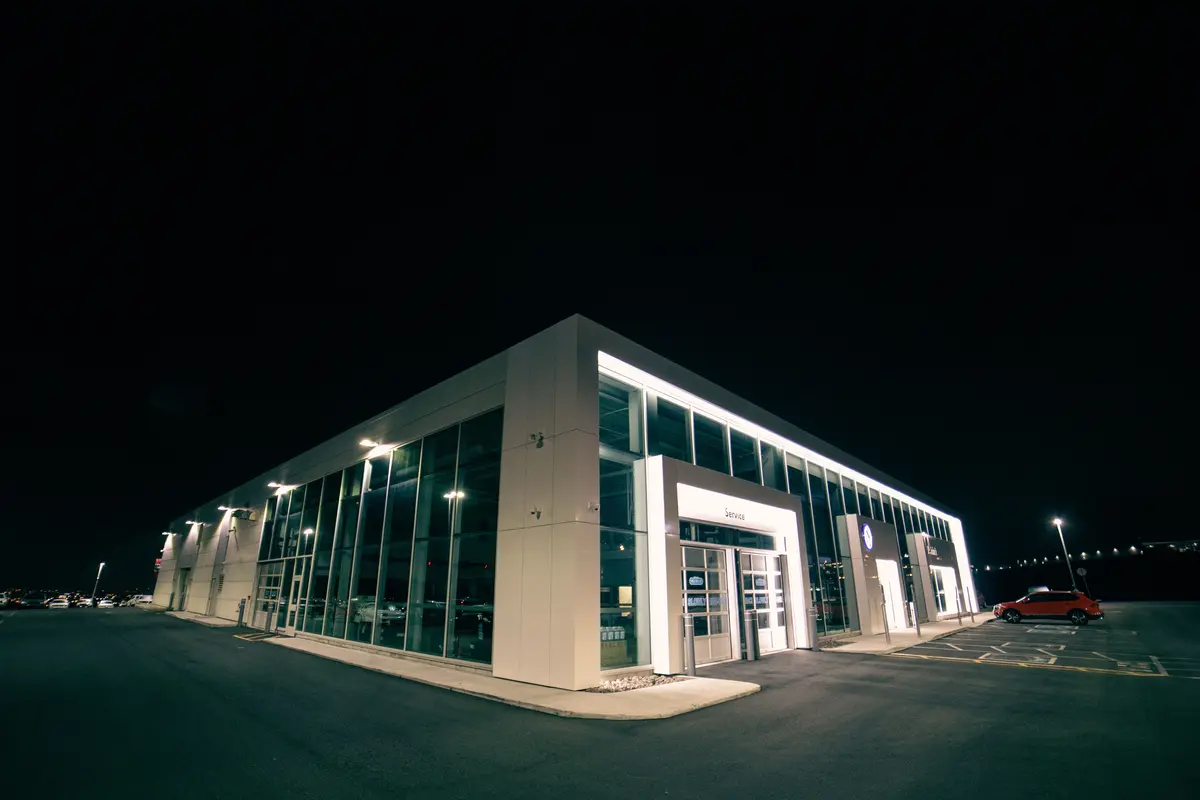 Tòa nhà showroom ô tô hiện đại với chiếu sáng ban đêm