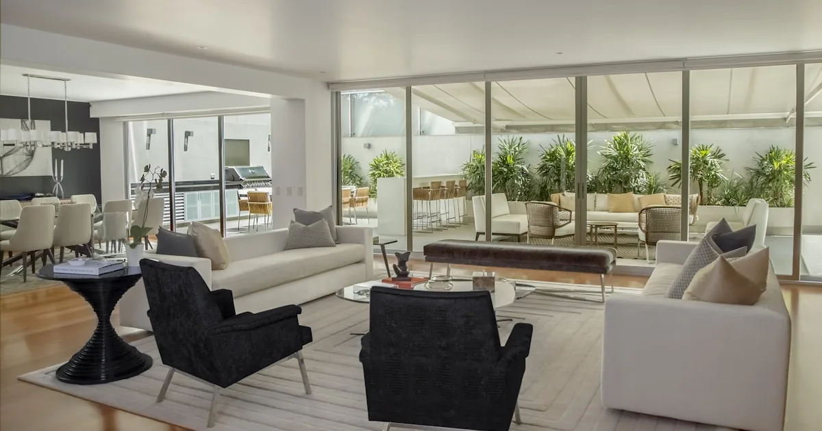 Ghế sofa nỉ đen trong không gian thiết kế thương mại