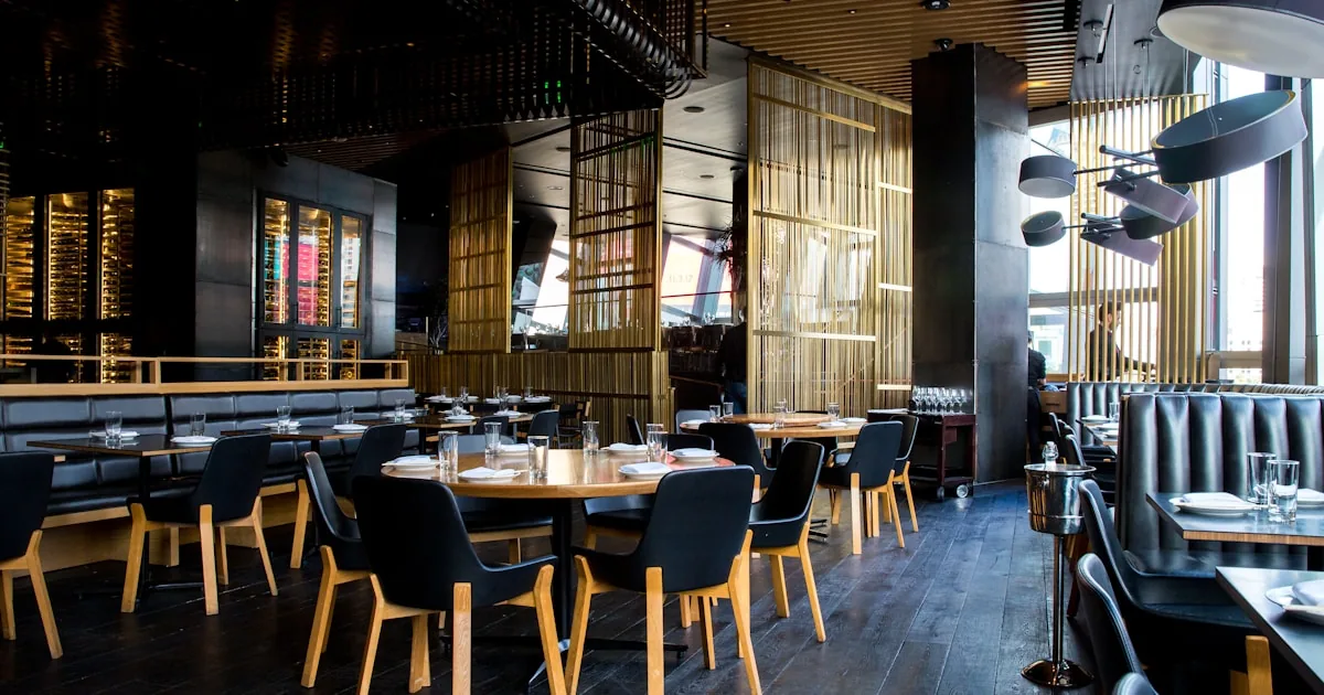 Quán bar pub với bàn ghế phục vụ khách hàng