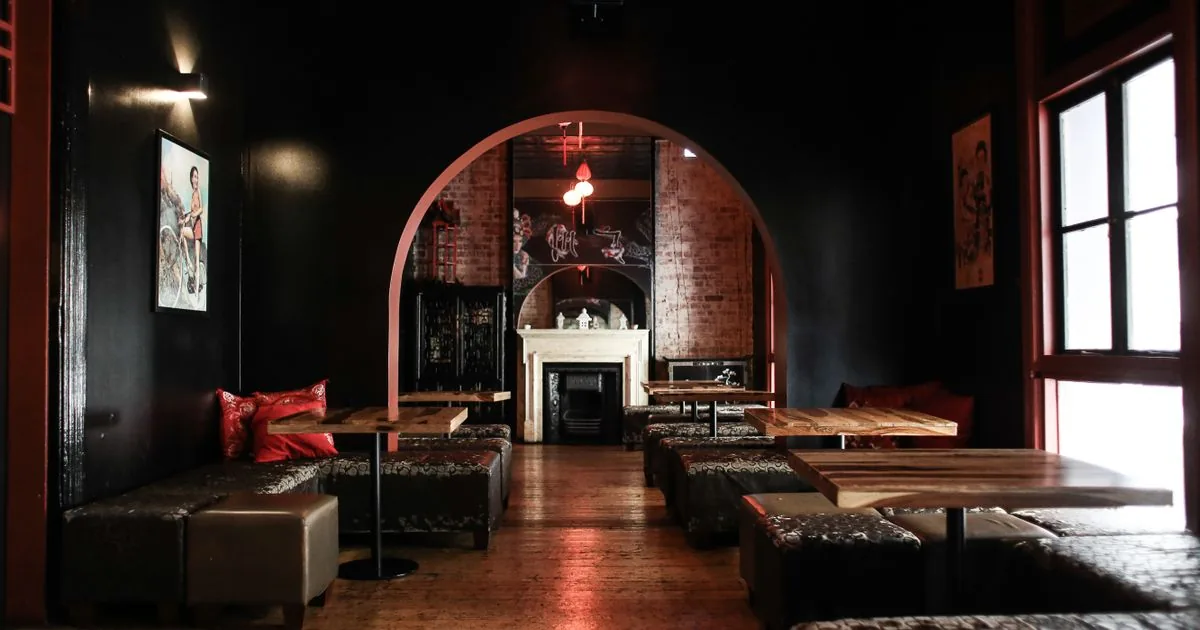 Quán bar lounge với kiến trúc cổ điển và ánh sáng tối